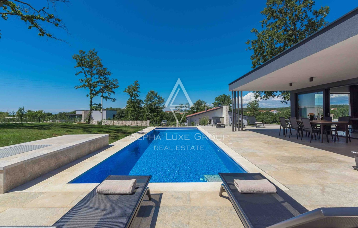 Istria, Žminj: Casa moderna su un piano con piscina