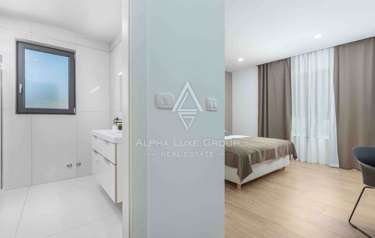 Istria, Žminj: Casa moderna su un piano con piscina