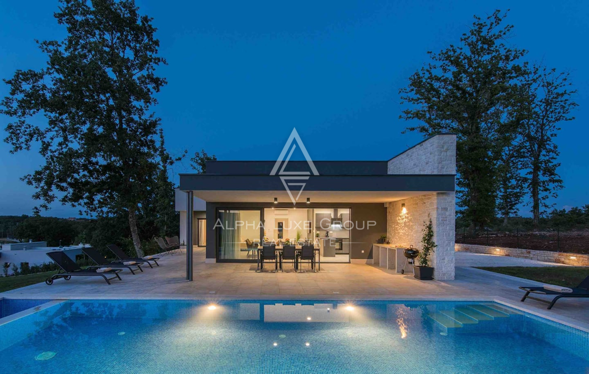 Istria, Žminj: Casa moderna su un piano con piscina