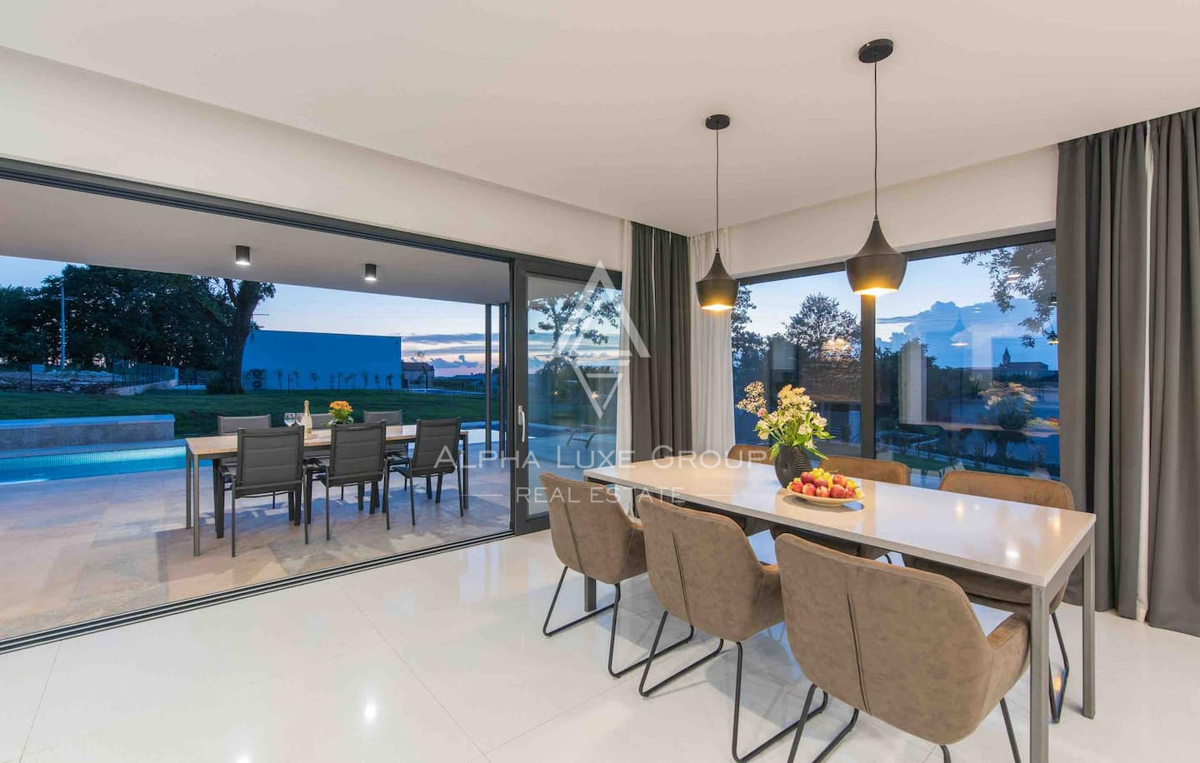 Istria, Žminj: Casa moderna su un piano con piscina