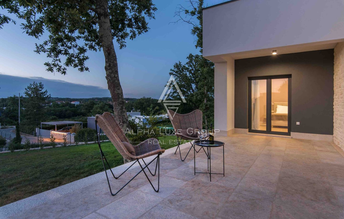 Istria, Žminj: Casa moderna su un piano con piscina