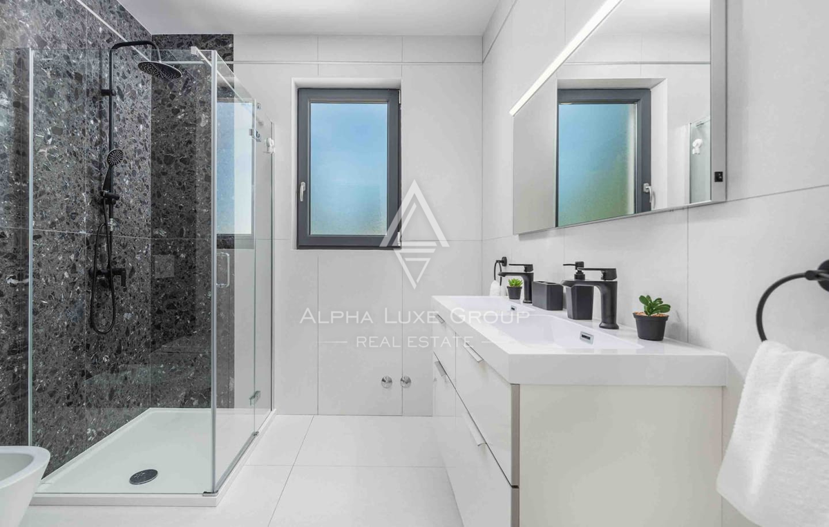 Istria, Žminj: Casa moderna su un piano con piscina