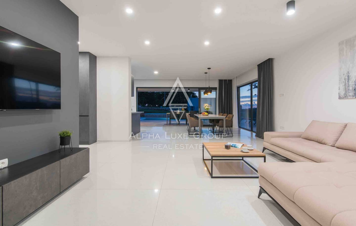 Istria, Žminj: Casa moderna su un piano con piscina