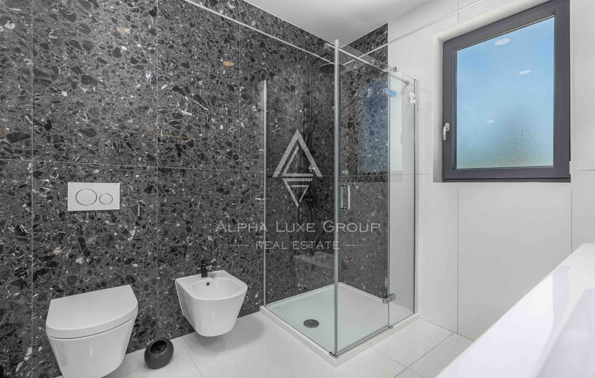 Istria, Žminj: Casa moderna su un piano con piscina