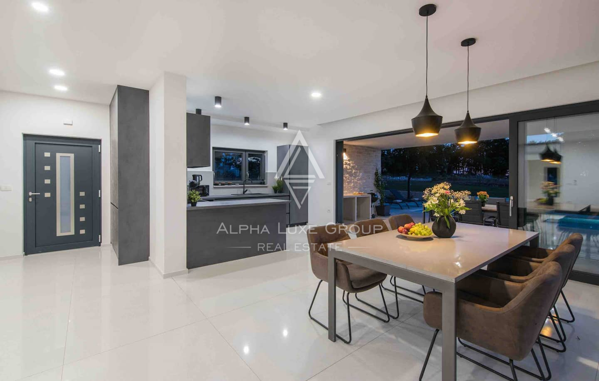 Istria, Žminj: Casa moderna su un piano con piscina