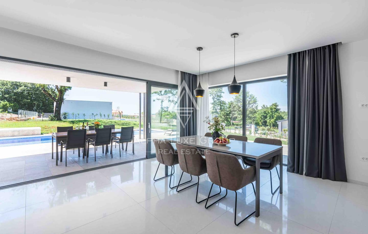 Istria, Žminj: Casa moderna su un piano con piscina