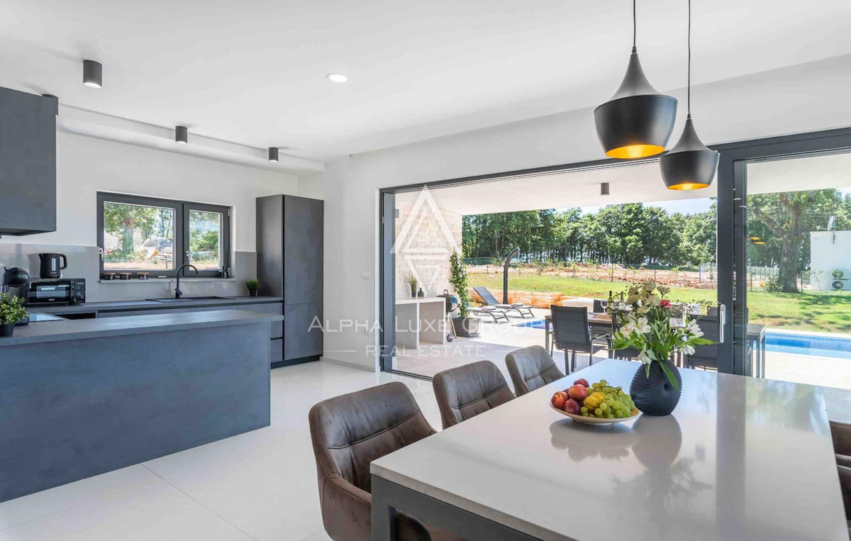 Istria, Žminj: Casa moderna su un piano con piscina