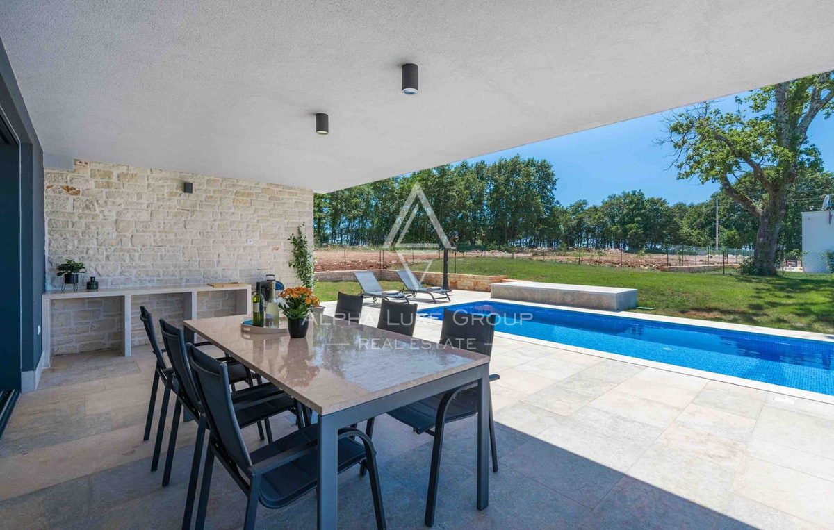 Istria, Žminj: Casa moderna su un piano con piscina