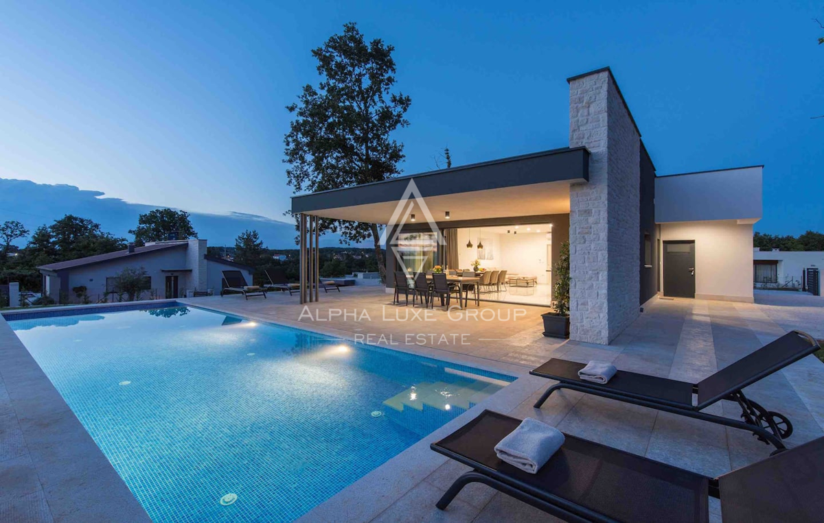 Istria, Žminj: Casa moderna su un piano con piscina