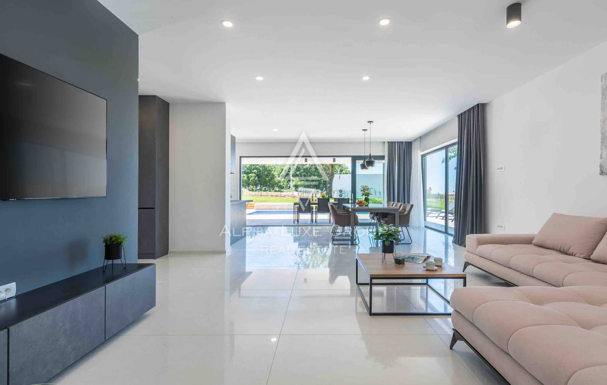 Istria, Žminj: Casa moderna su un piano con piscina