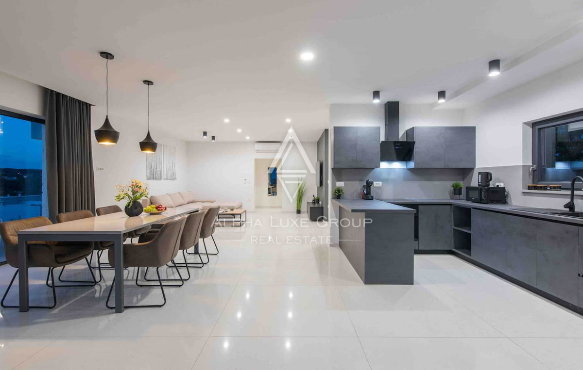 Istria, Žminj: Casa moderna su un piano con piscina