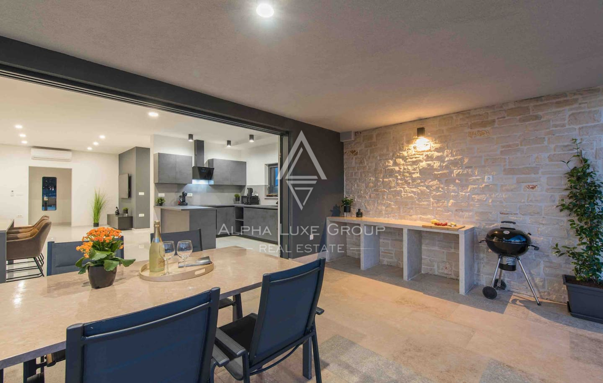 Istria, Žminj: Casa moderna su un piano con piscina