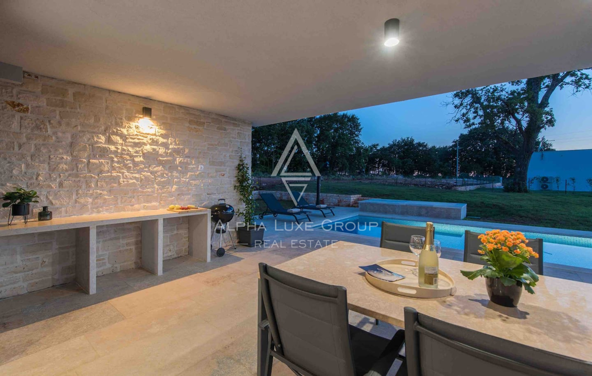 Istria, Žminj: Casa moderna su un piano con piscina