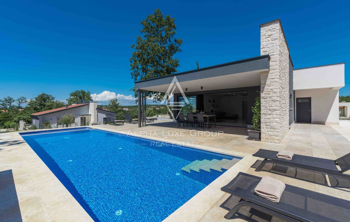 Istria, Žminj: Casa moderna su un piano con piscina