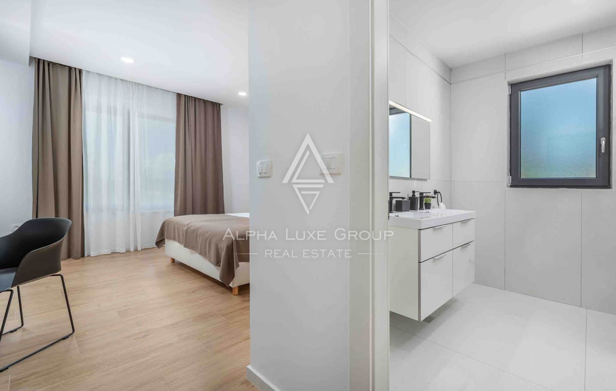 Istria, Žminj: Casa moderna su un piano con piscina