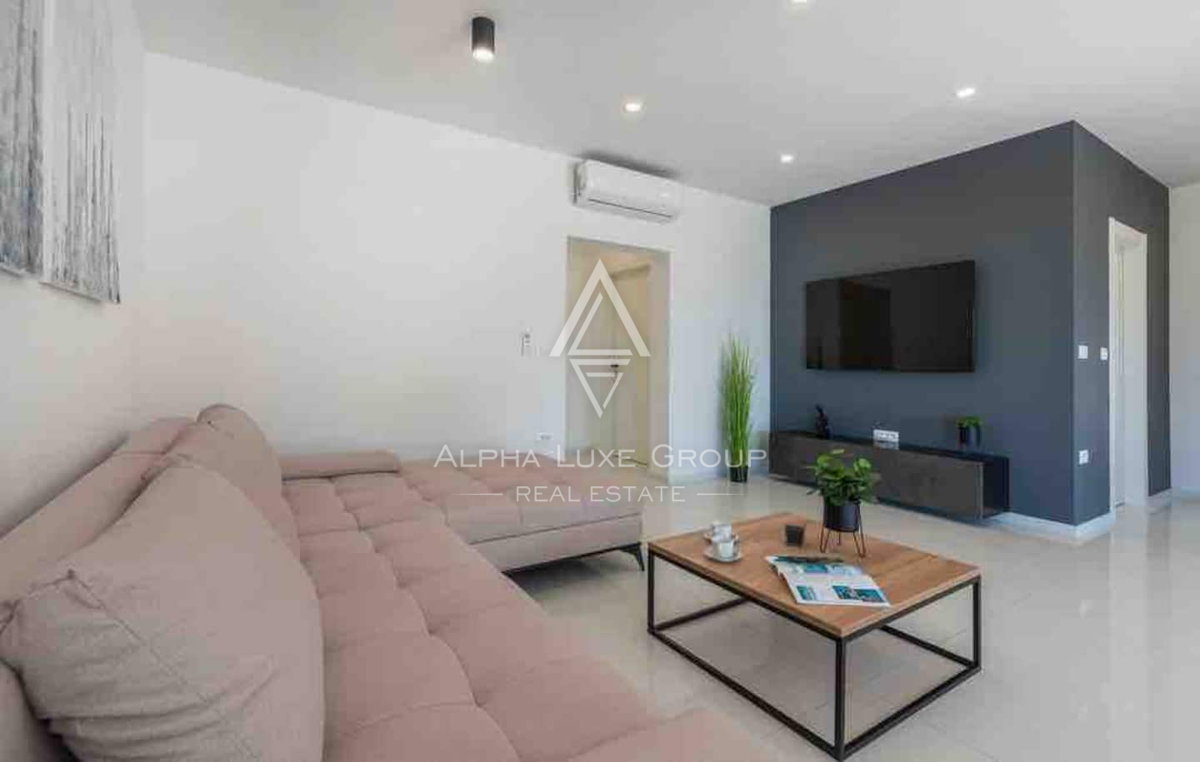 Istria, Žminj: Casa moderna su un piano con piscina