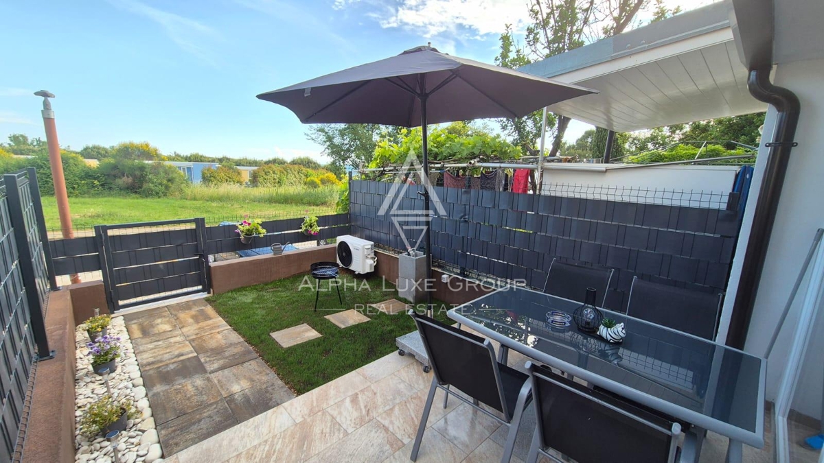 Istria, Novigrad – appartamento ristrutturato al piano terra con giardino, a 400 m dal mare