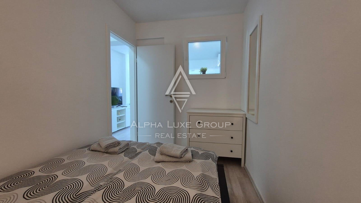 Istria, Novigrad – appartamento ristrutturato al piano terra con giardino, a 400 m dal mare