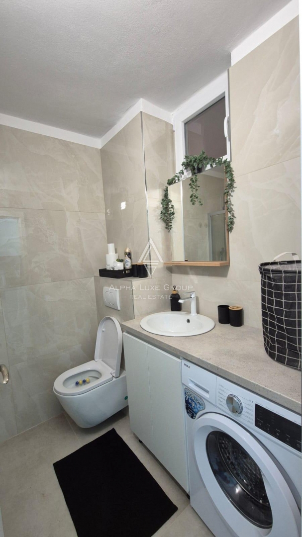 Istria, Novigrad – appartamento ristrutturato al piano terra con giardino, a 400 m dal mare