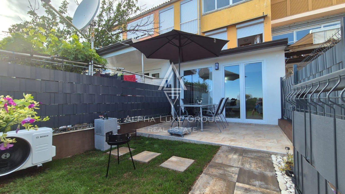 Istria, Novigrad – appartamento ristrutturato al piano terra con giardino, a 400 m dal mare