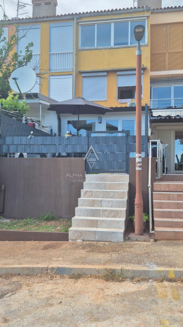 Istria, Novigrad – appartamento ristrutturato al piano terra con giardino, a 400 m dal mare