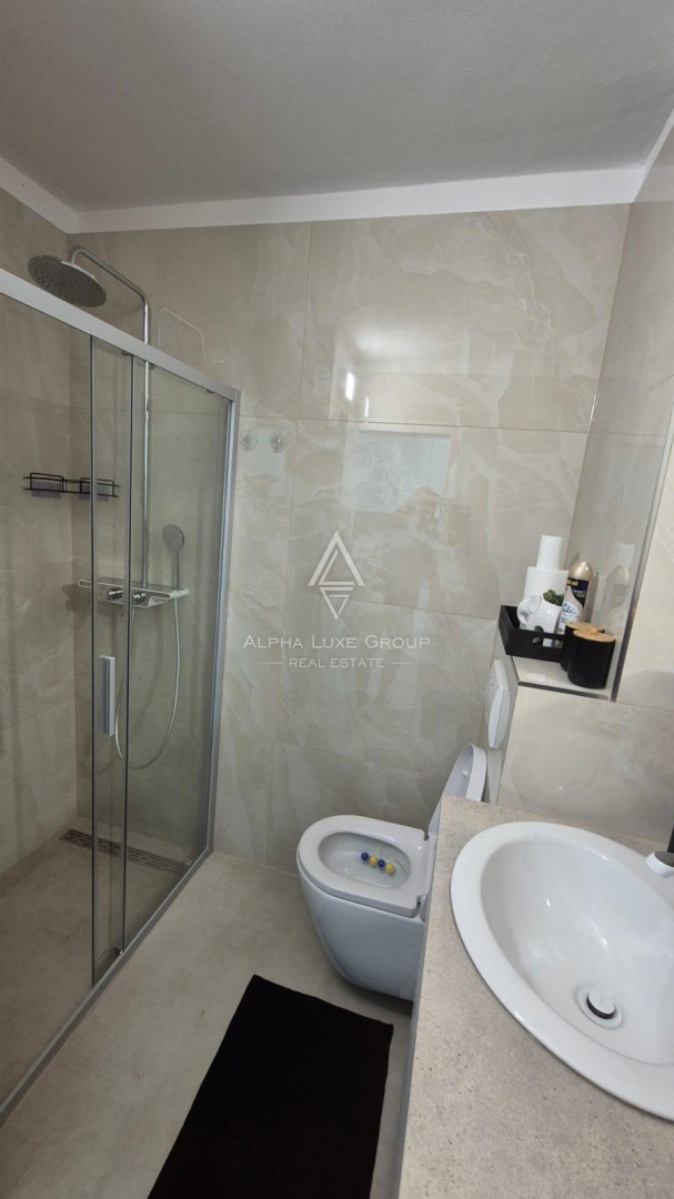 Istria, Novigrad – appartamento ristrutturato al piano terra con giardino, a 400 m dal mare