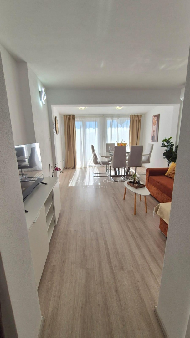 Istria, Novigrad – appartamento ristrutturato al piano terra con giardino, a 400 m dal mare