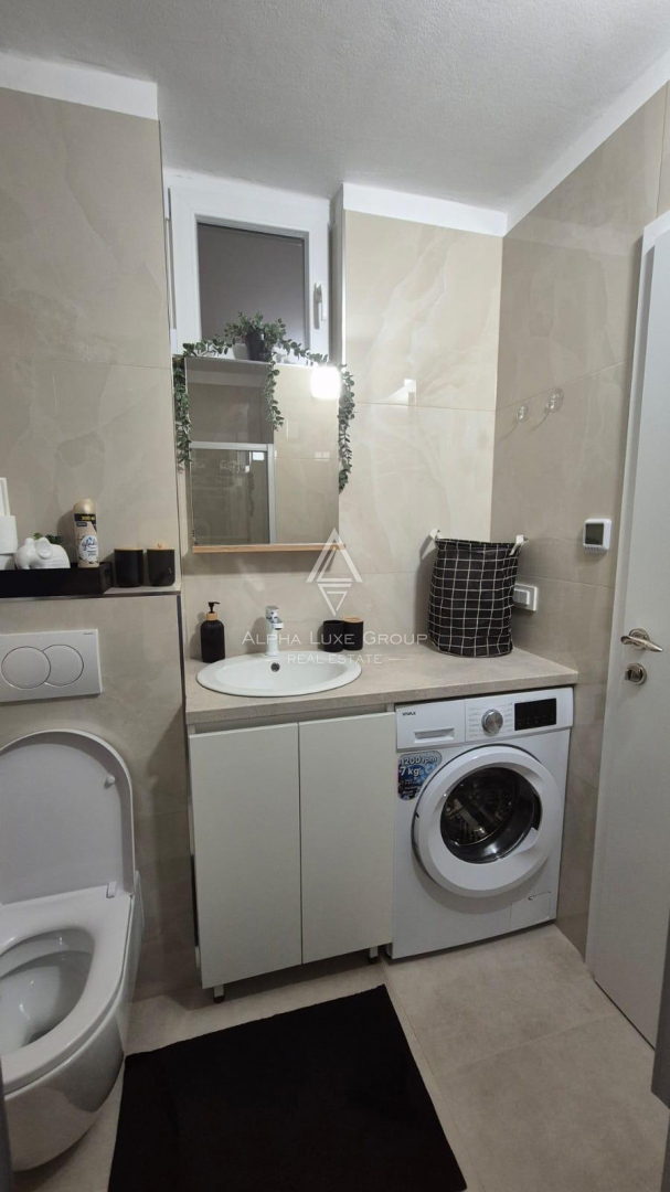 Istria, Novigrad – appartamento ristrutturato al piano terra con giardino, a 400 m dal mare