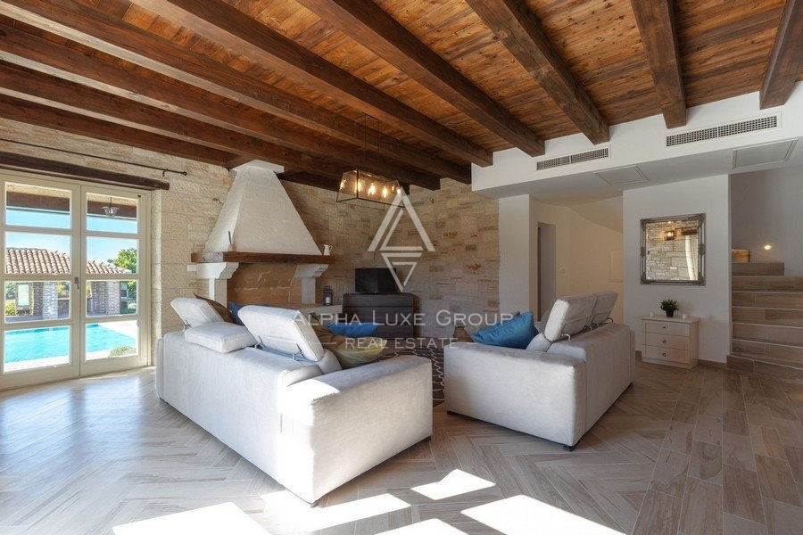 Villa in pietra con piscina in stile tradizionale, Istria, Parenzo