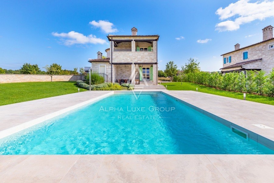 Villa in pietra con piscina in stile tradizionale, Istria, Parenzo