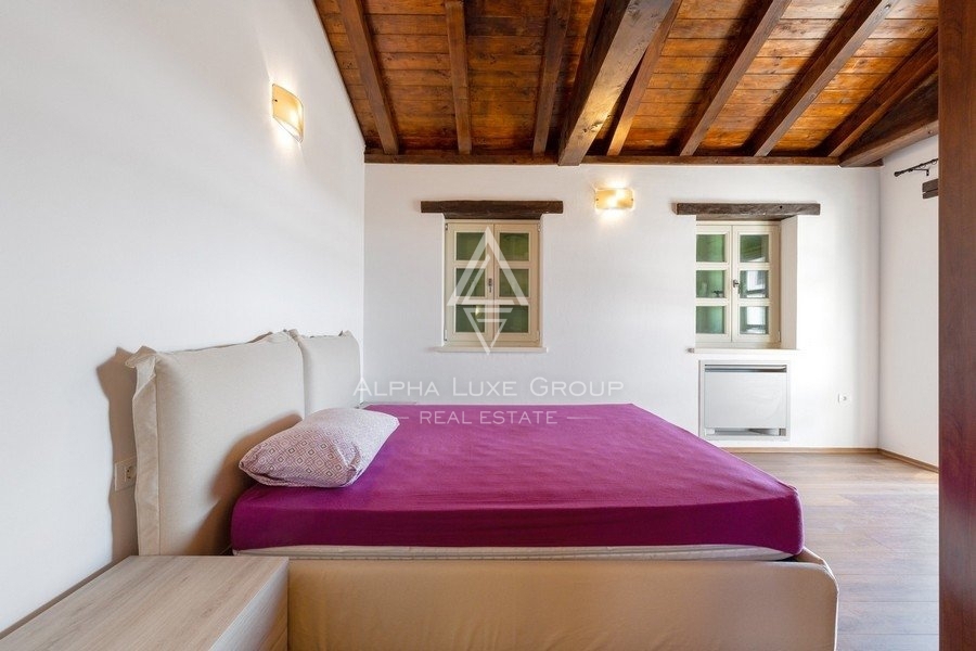 Villa in pietra con piscina in stile tradizionale, Istria, Parenzo