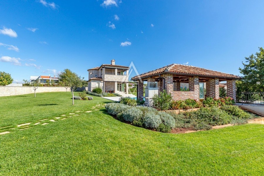 Villa in pietra con piscina in stile tradizionale, Istria, Parenzo