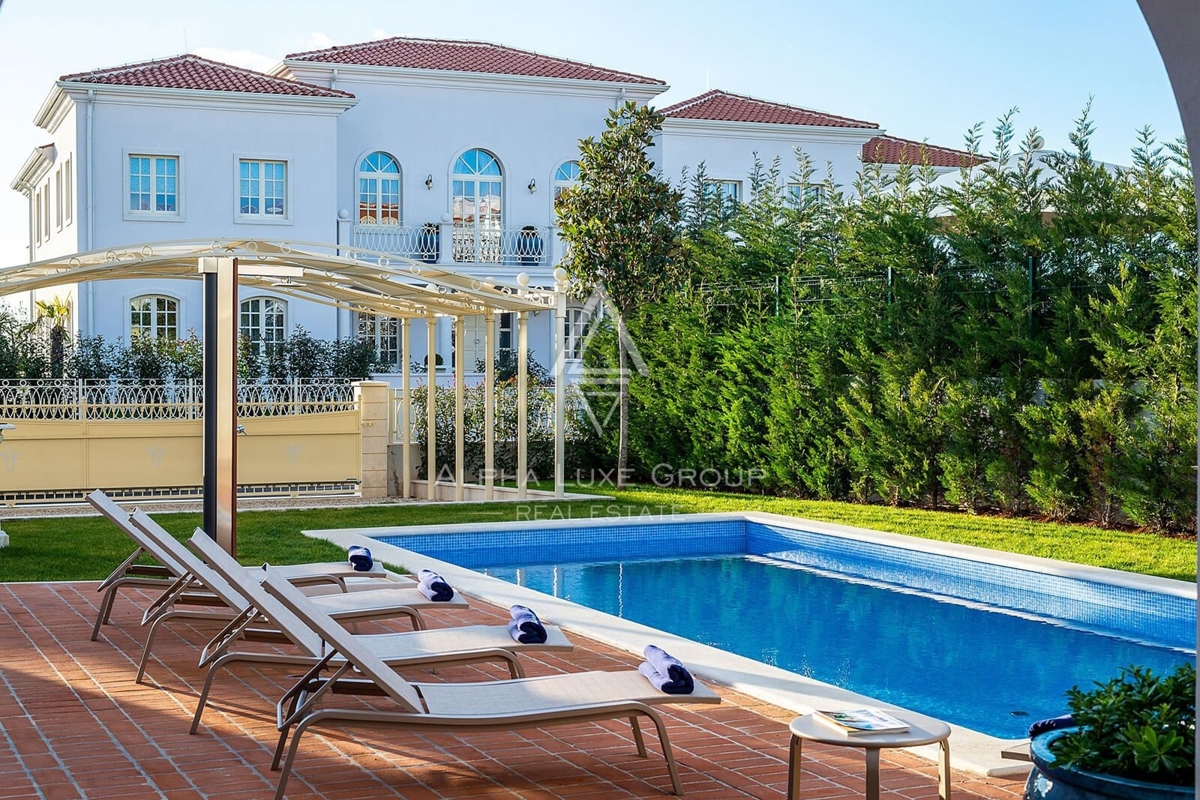 Istria, Poreč, Villa senza tempo con piscina e vista mare