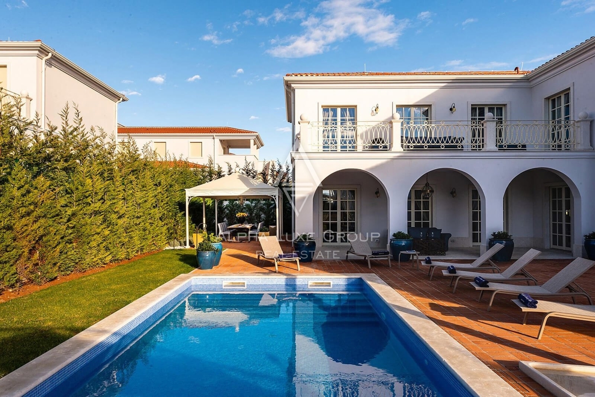 Istria, Poreč, Villa senza tempo con piscina e vista mare