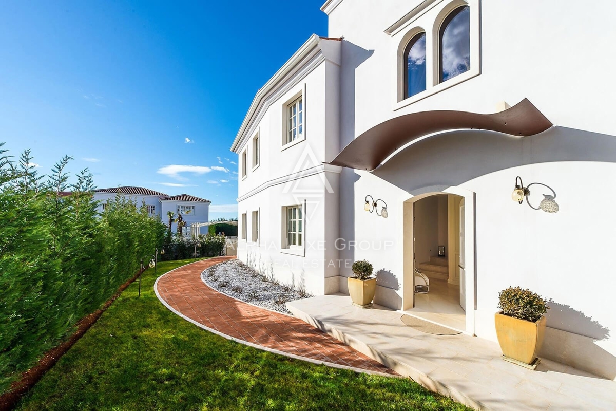 Istria, Poreč, Villa senza tempo con piscina e vista mare