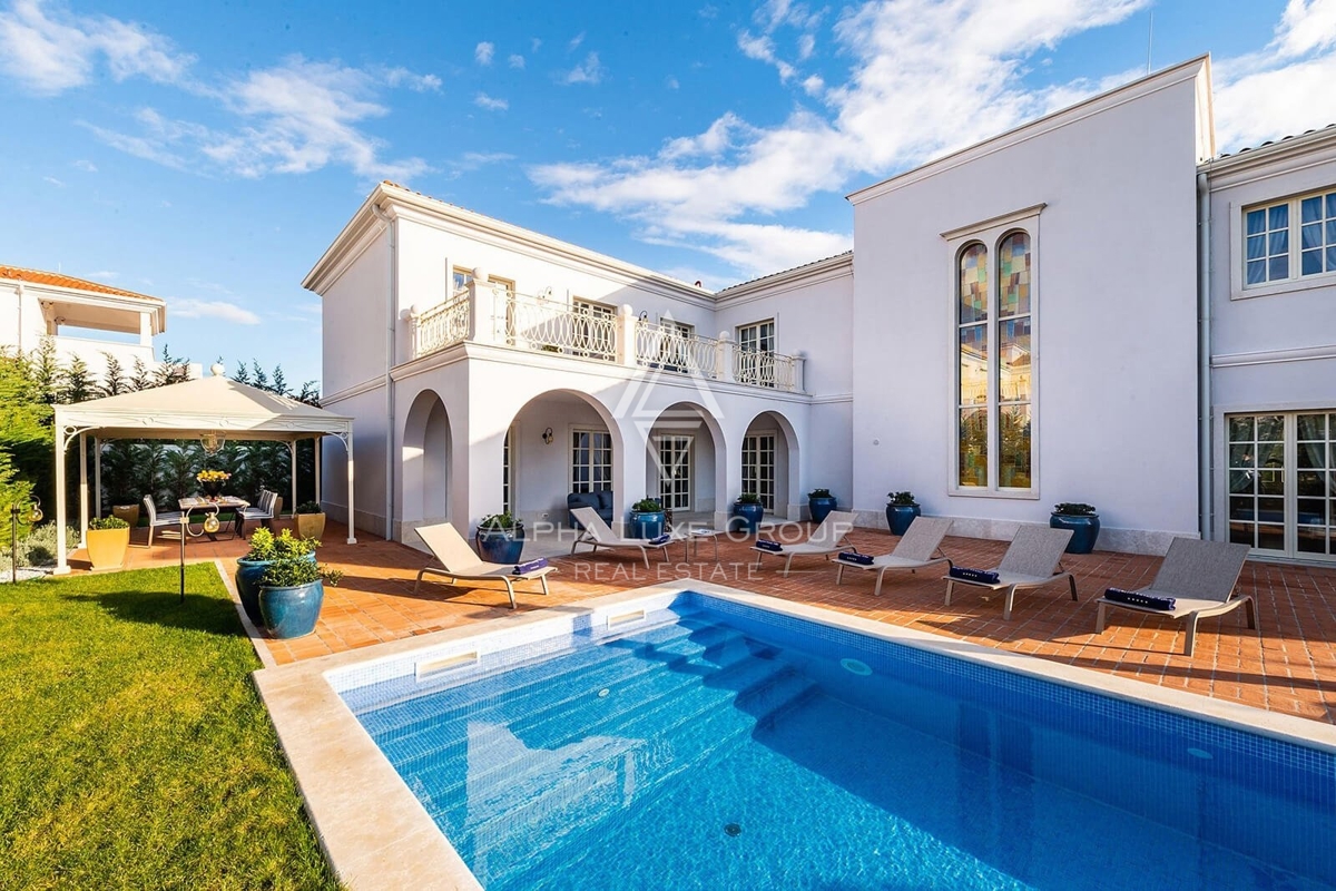 Istria, Poreč, Villa senza tempo con piscina e vista mare