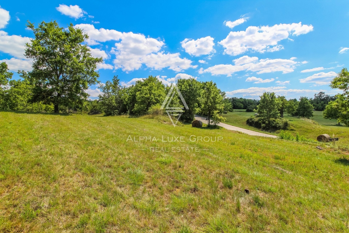 Istria, Oprtalj, Terreno panoramico con vista aperta e grande potenziale edificabile