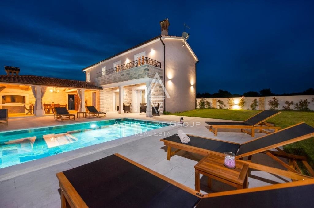 Istria, Debeljuhi – Moderna villa con piscina e giardino paesaggistico in vendita