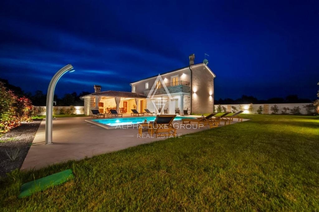 Istria, Debeljuhi – Moderna villa con piscina e giardino paesaggistico in vendita