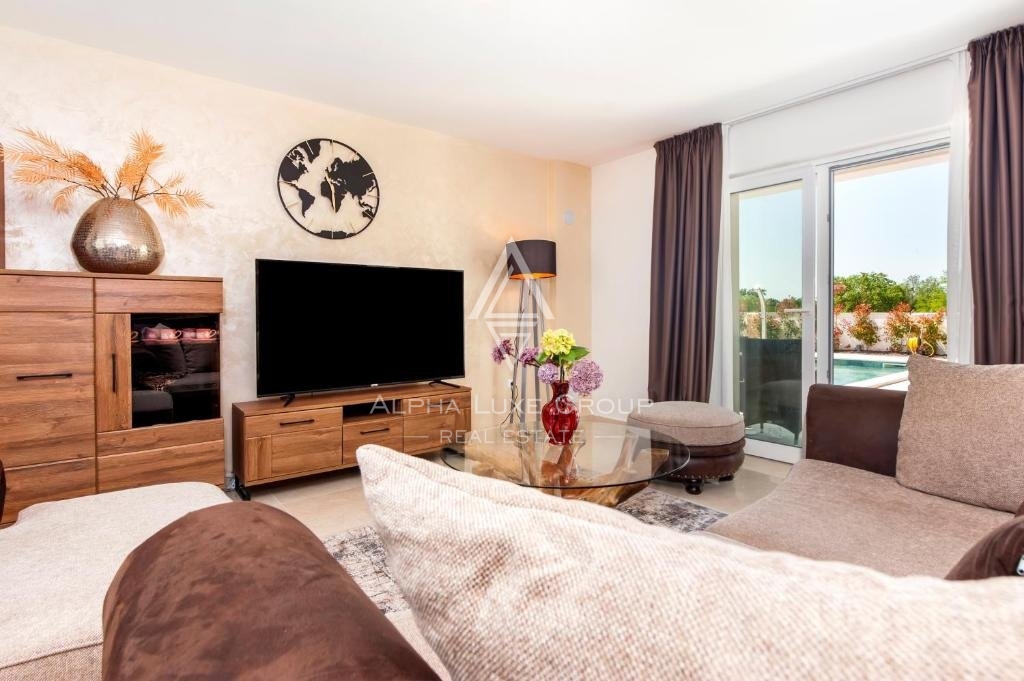 Istria, Debeljuhi – Moderna villa con piscina e giardino paesaggistico in vendita