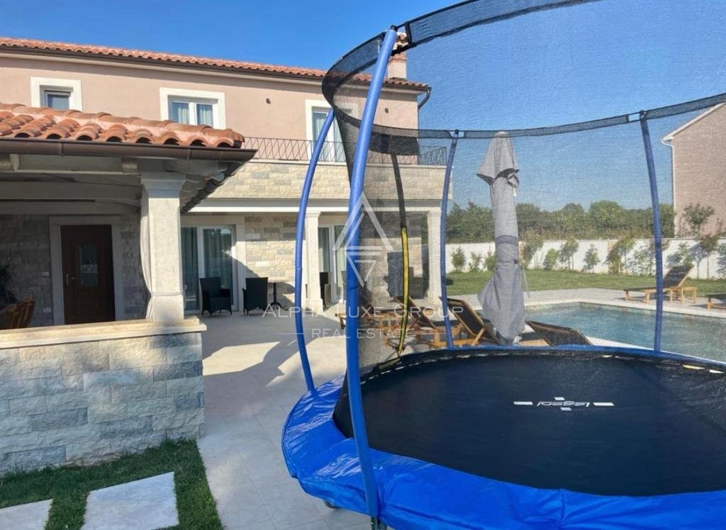 Istria, Debeljuhi – Moderna villa con piscina e giardino paesaggistico in vendita