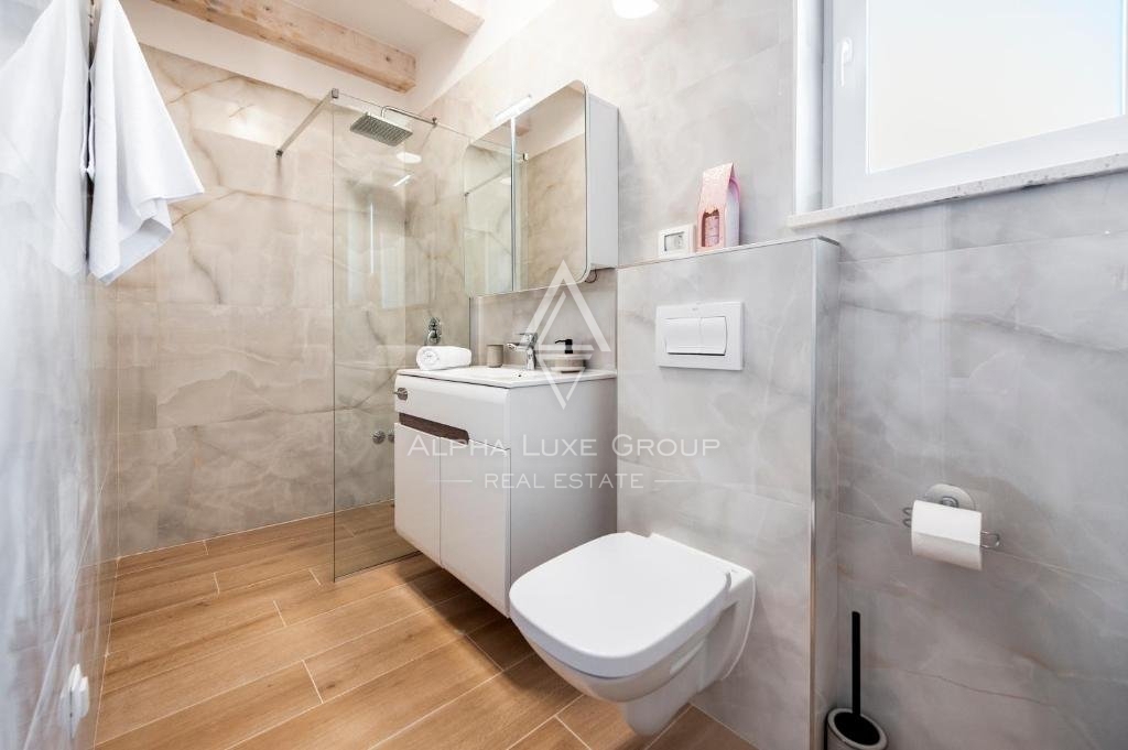 Istria, Debeljuhi – Moderna villa con piscina e giardino paesaggistico in vendita