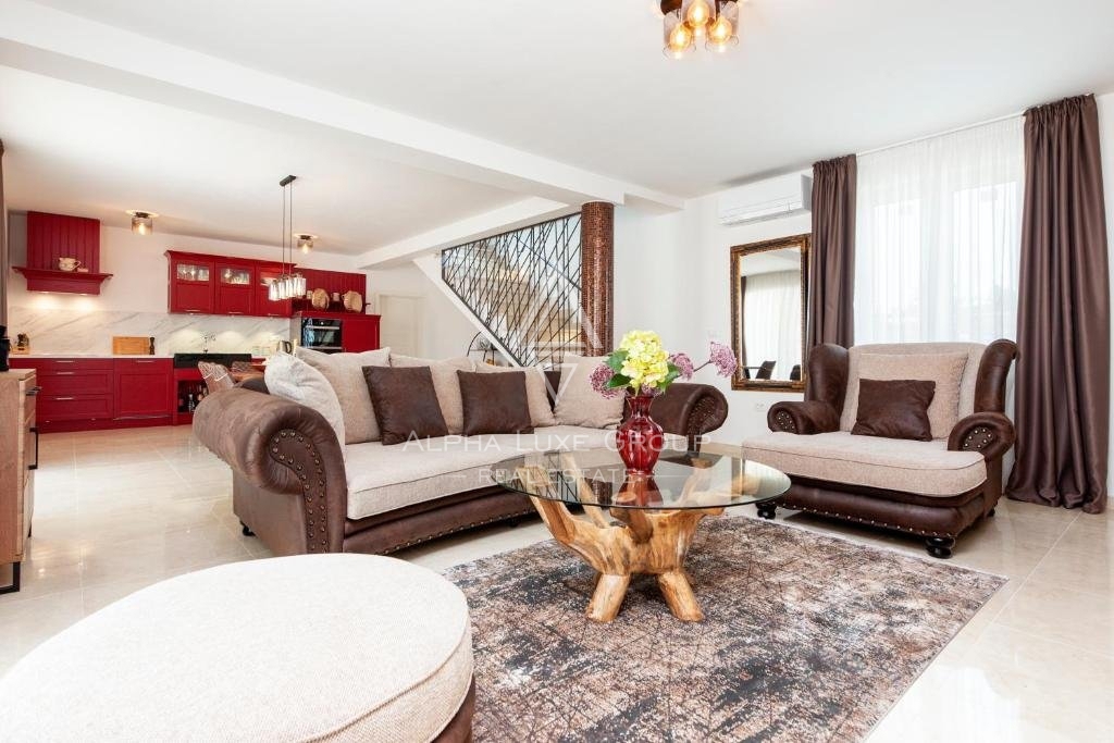 Istria, Debeljuhi – Moderna villa con piscina e giardino paesaggistico in vendita