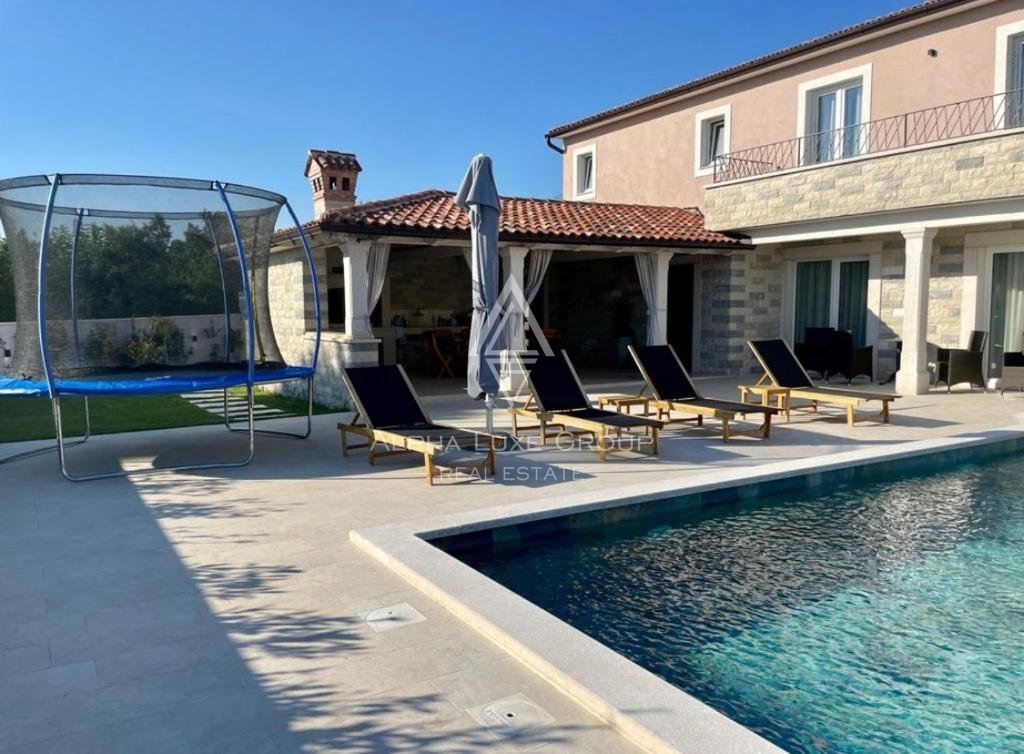 Istria, Debeljuhi – Moderna villa con piscina e giardino paesaggistico in vendita
