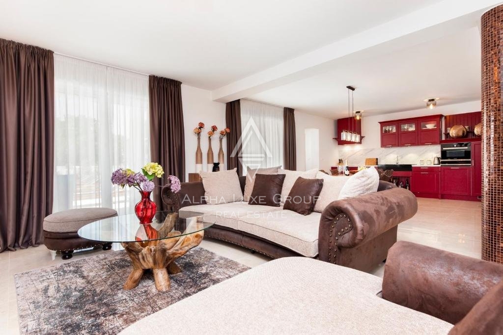 Istria, Debeljuhi – Moderna villa con piscina e giardino paesaggistico in vendita