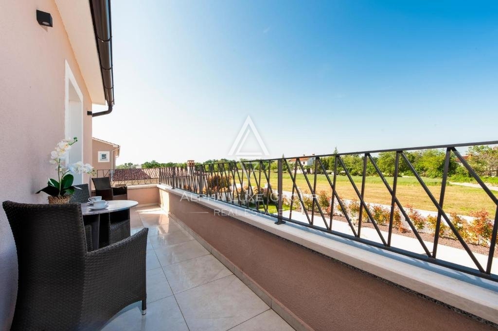 Istria, Debeljuhi – Moderna villa con piscina e giardino paesaggistico in vendita