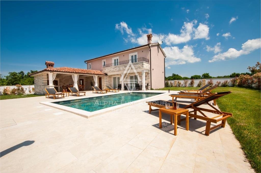 Istria, Debeljuhi – Moderna villa con piscina e giardino paesaggistico in vendita