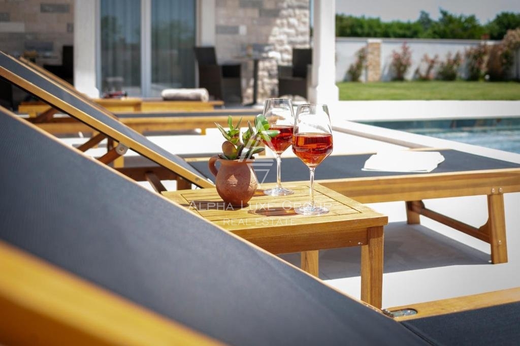 Istria, Debeljuhi – Moderna villa con piscina e giardino paesaggistico in vendita