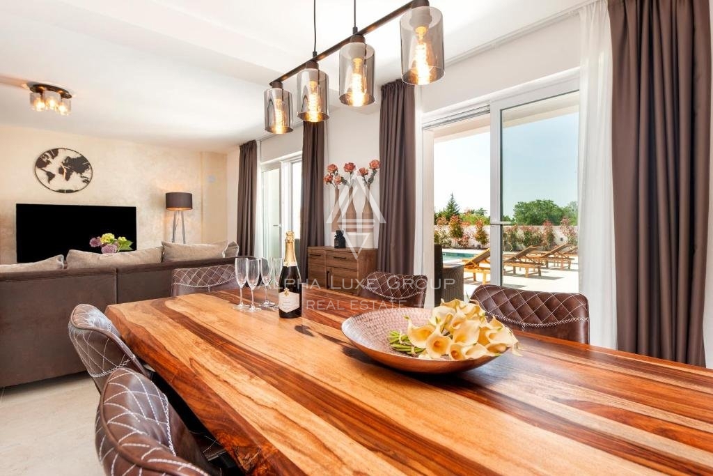 Istria, Debeljuhi – Moderna villa con piscina e giardino paesaggistico in vendita