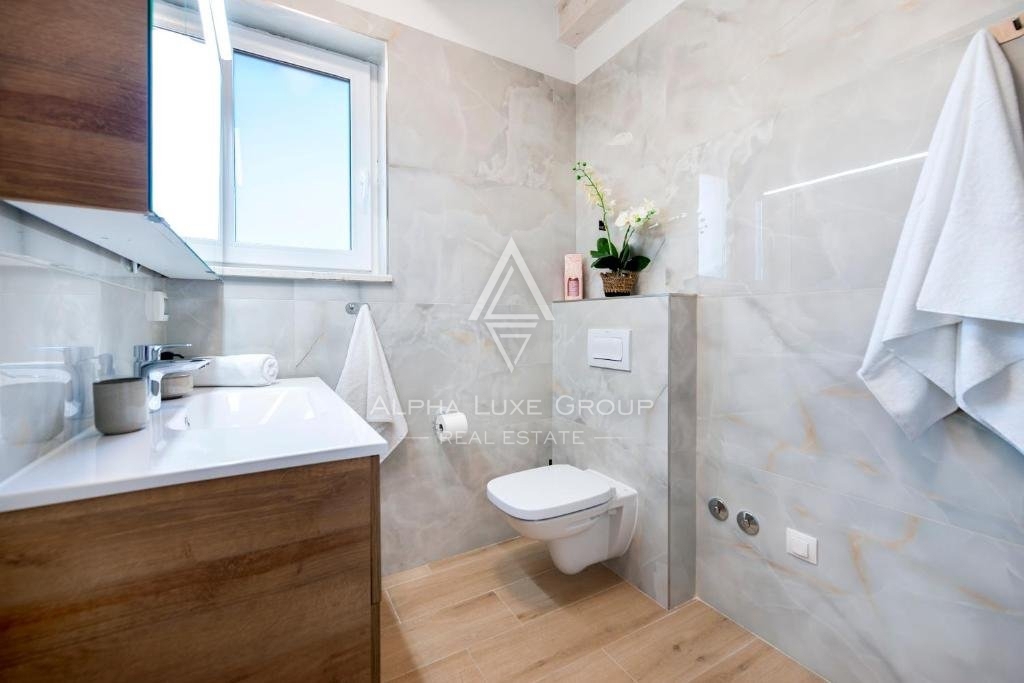 Istria, Debeljuhi – Moderna villa con piscina e giardino paesaggistico in vendita